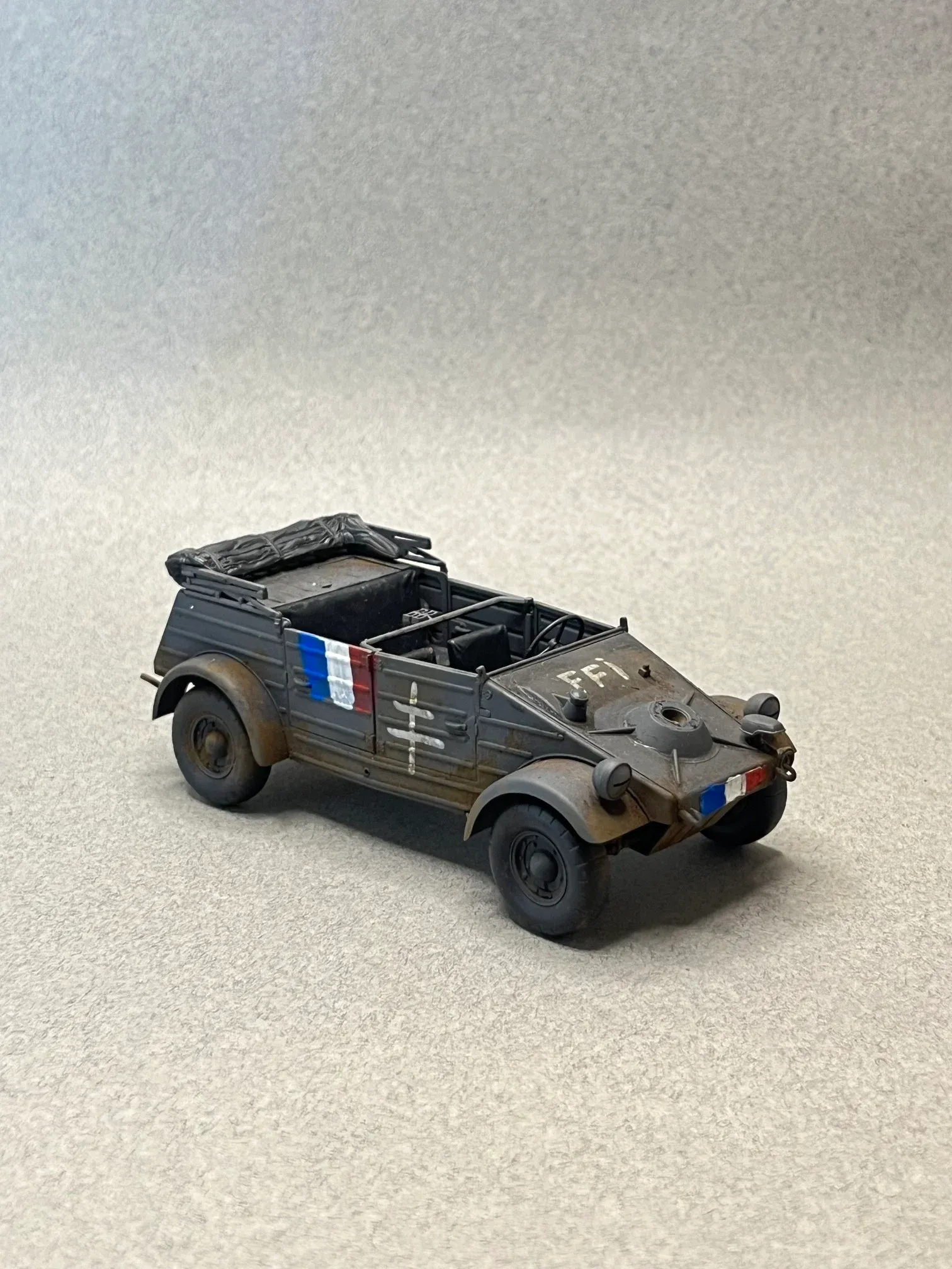 Maquette d’un véhicule tout-terrain gris marqué d’un drapeau tricolore et des lettres FFI