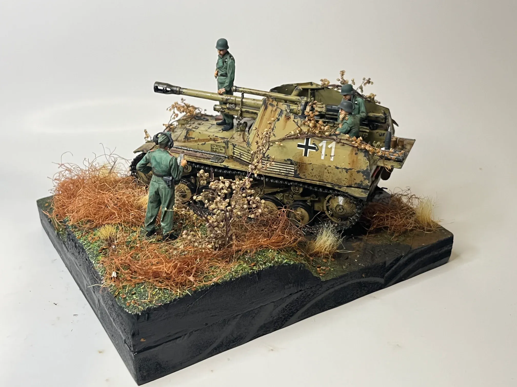 Diorama : des soldats en position près d’un chasseur de chars, dans les broussailles