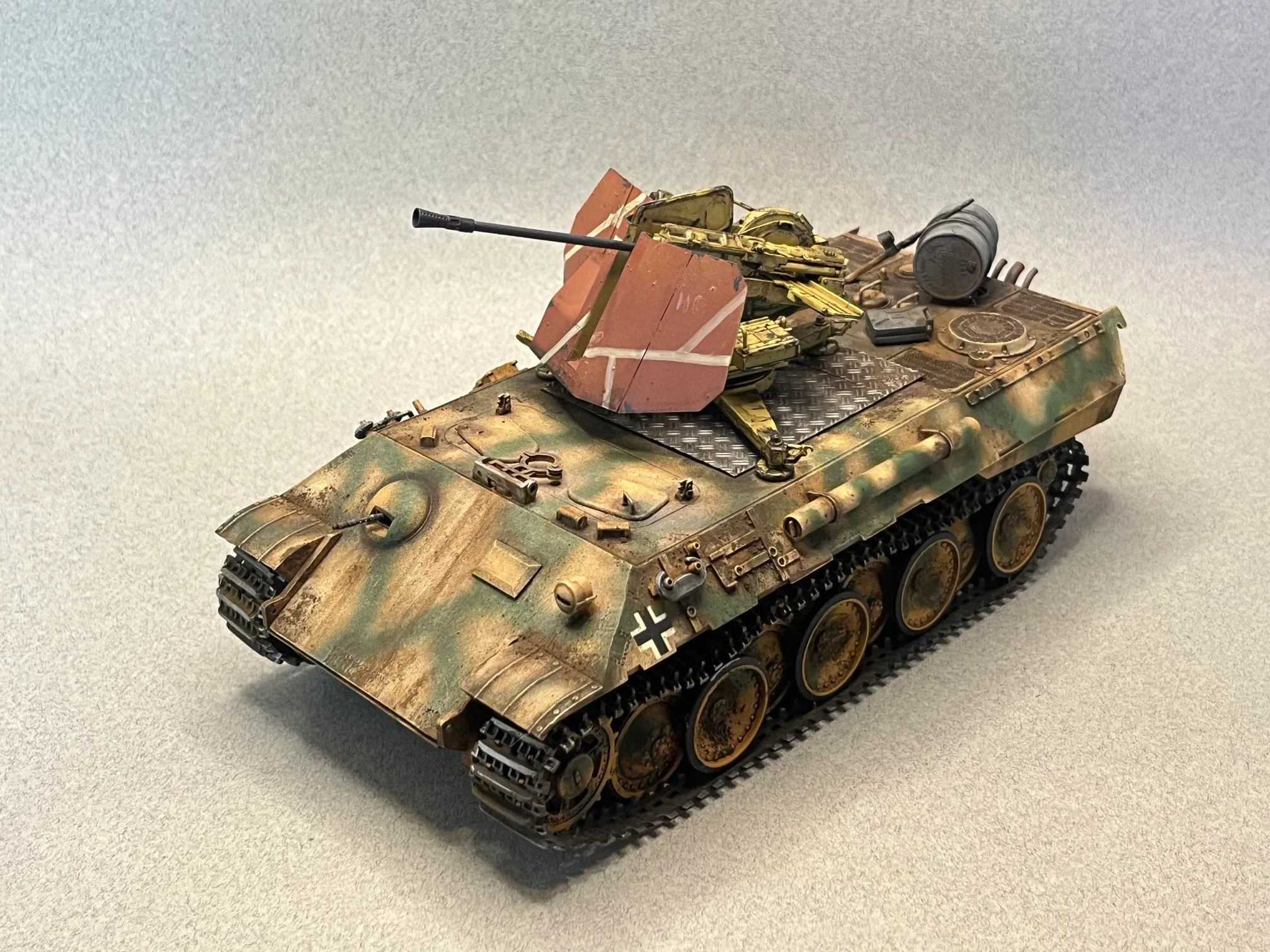Maquette d’un char allemand à tourelle antiaérienne, camouflage vert et sable