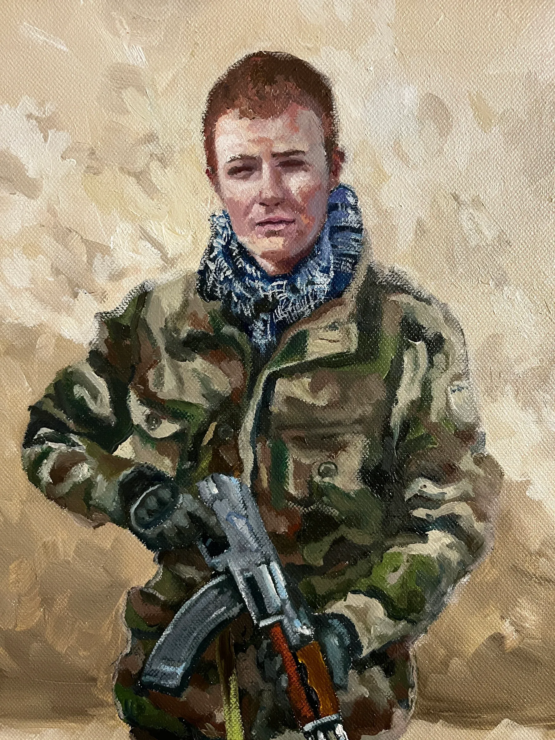 Portrait peint d’un jeune soldat français en tenue camouflée, chèche autour du cou, fusil d’assaut en main