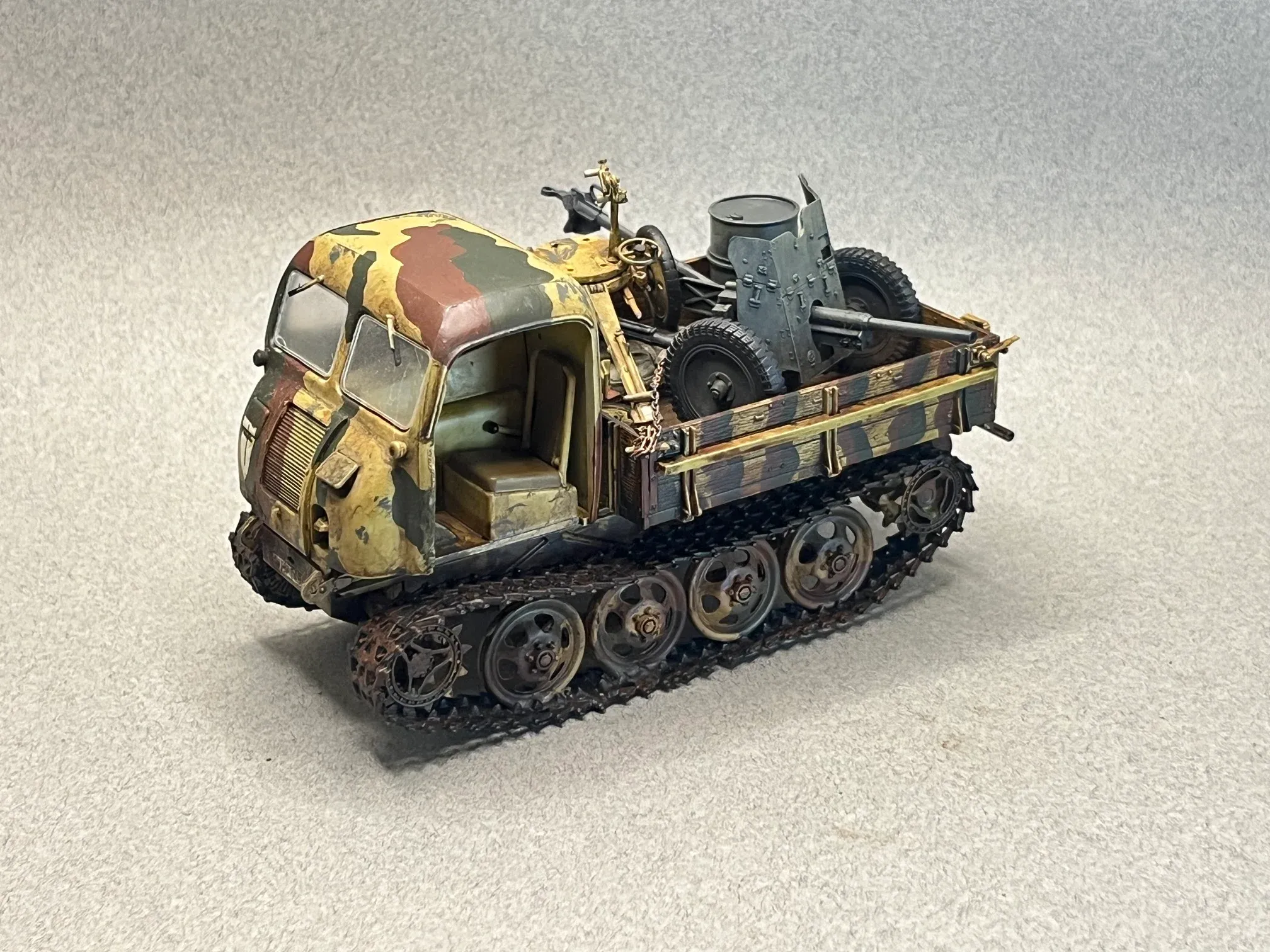 Maquette d’un tracteur chenillé au camouflage tricolore