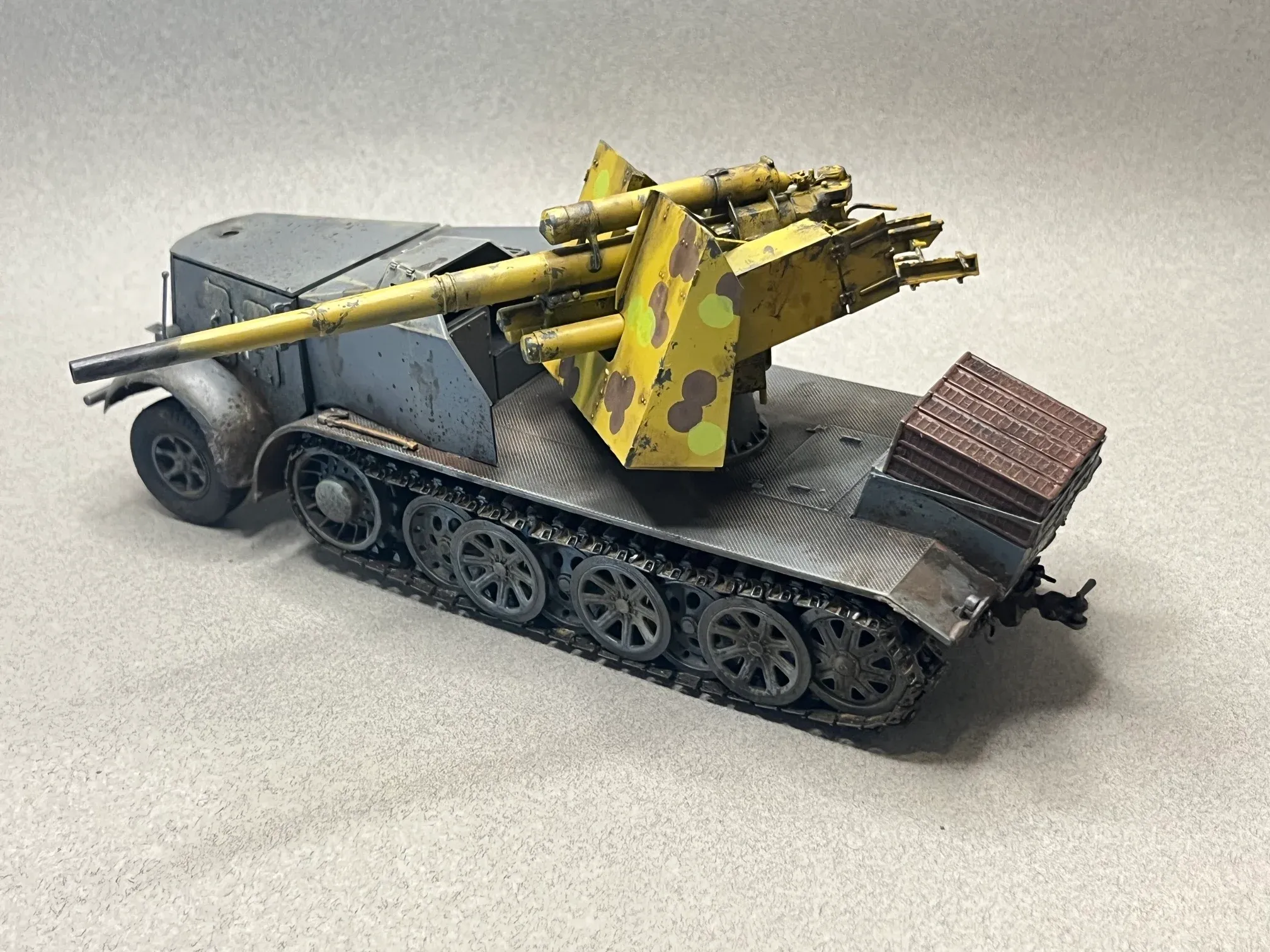 Maquette d’un semi-chenillé armé d’un canon antiaérien, camouflage jaune et gris