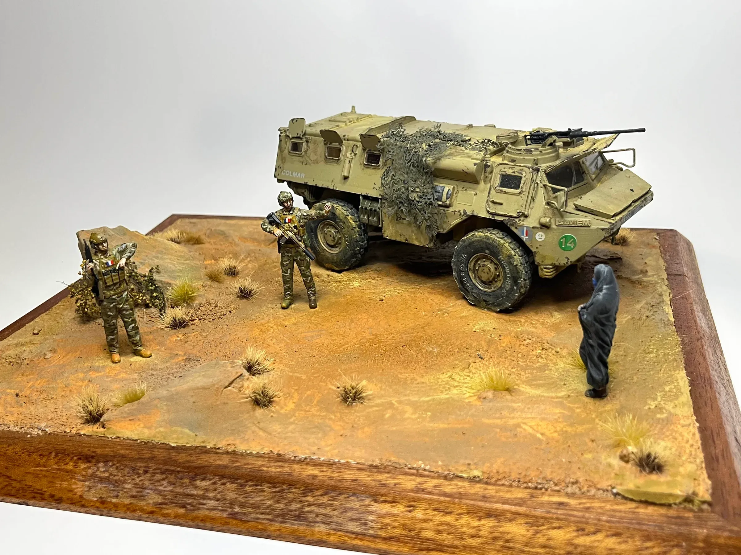 Diorama : un véhicule de l’avant blindé (VAB) couleur sable et des soldats français en patrouille dans le désert
