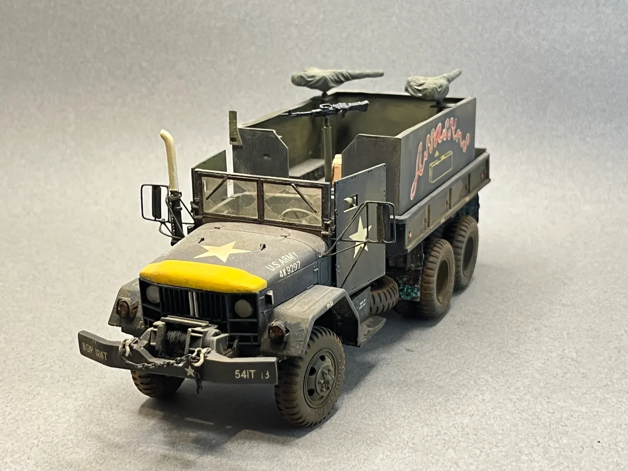 Maquette d’un camion de l’US Army gris, capot orné d’une étoile blanche