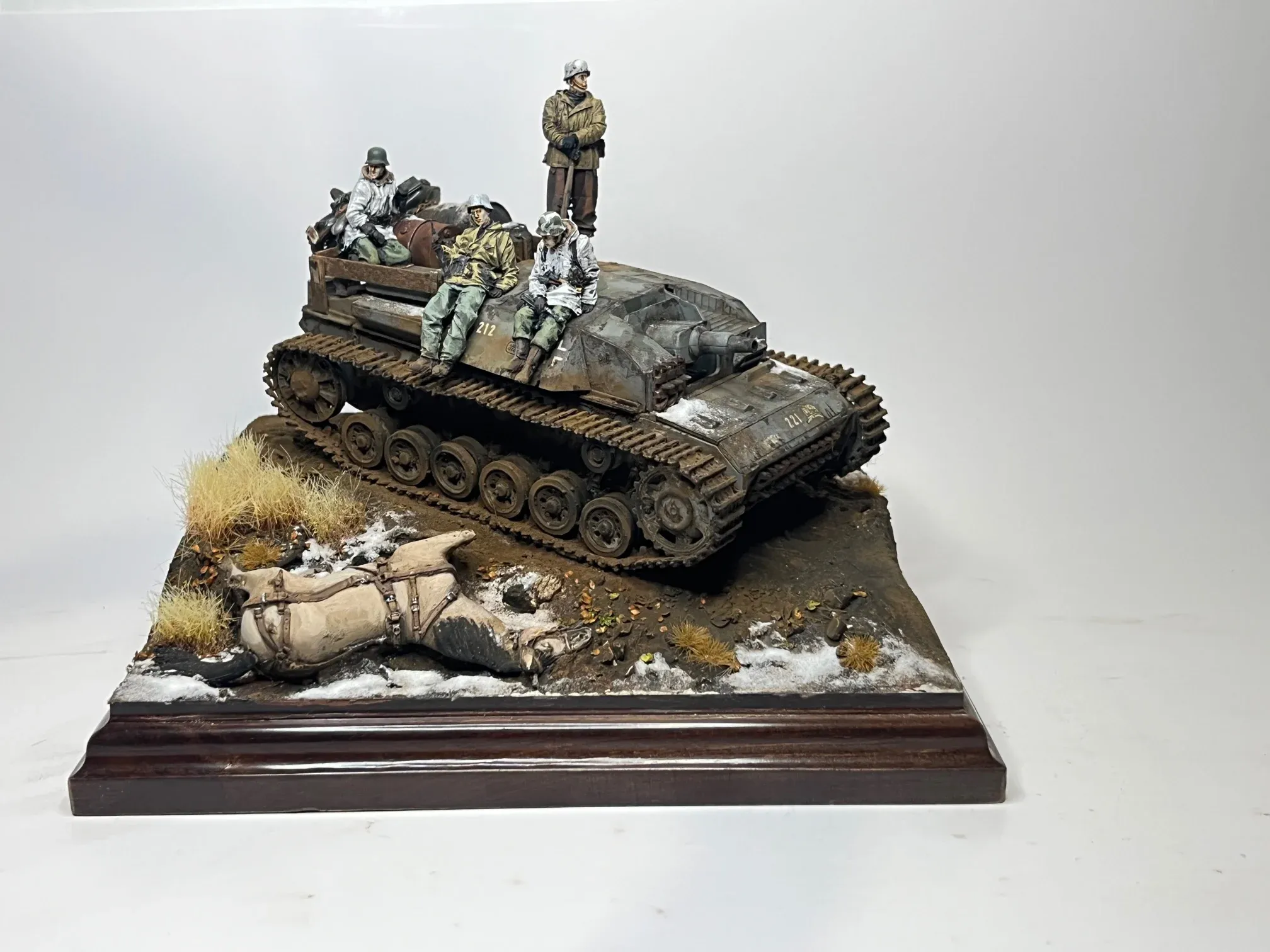 Diorama : un char et son équipage sur un terrain enneigé, socle de bois sombre
