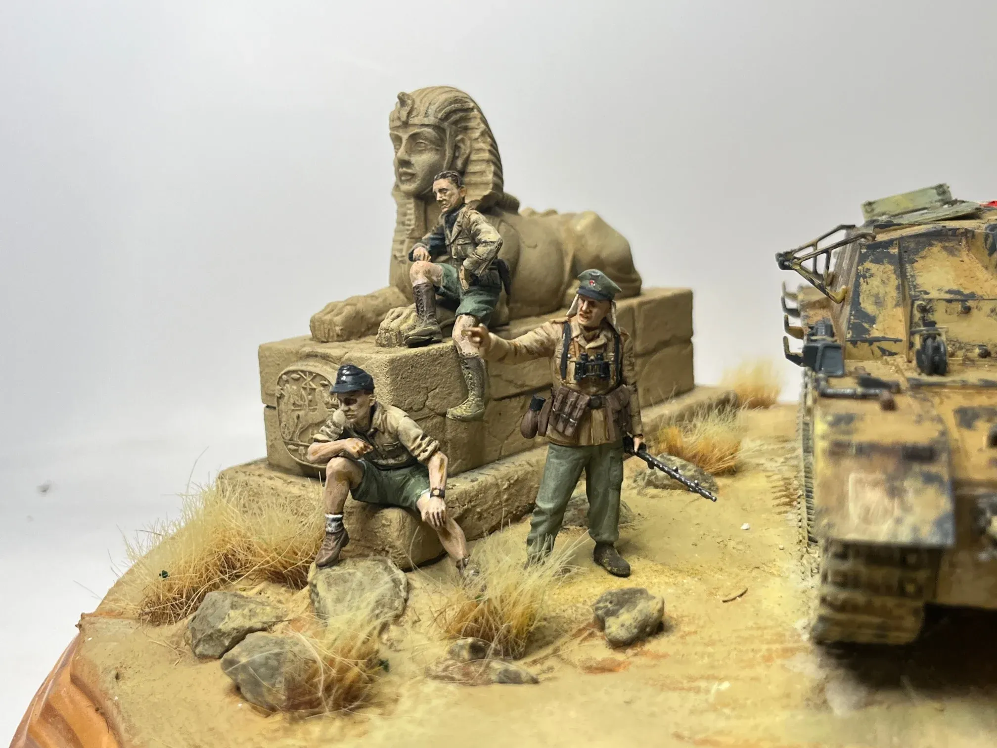 Détail : des soldats assis sur la statue