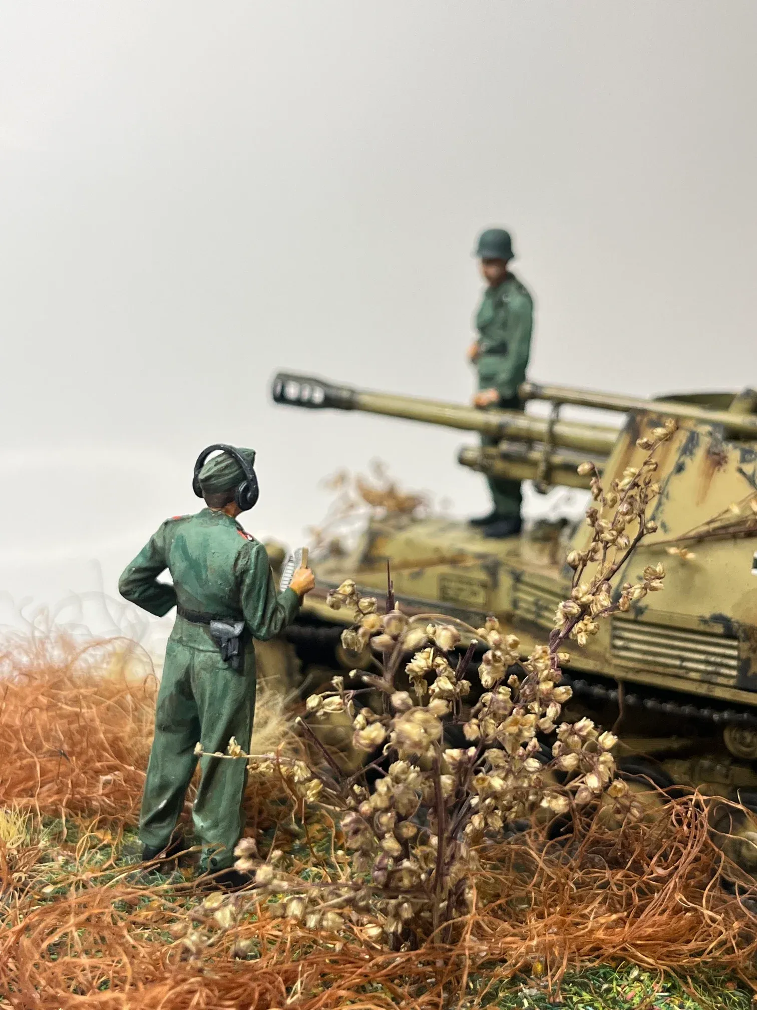 Détail : un soldat debout sur le véhicule