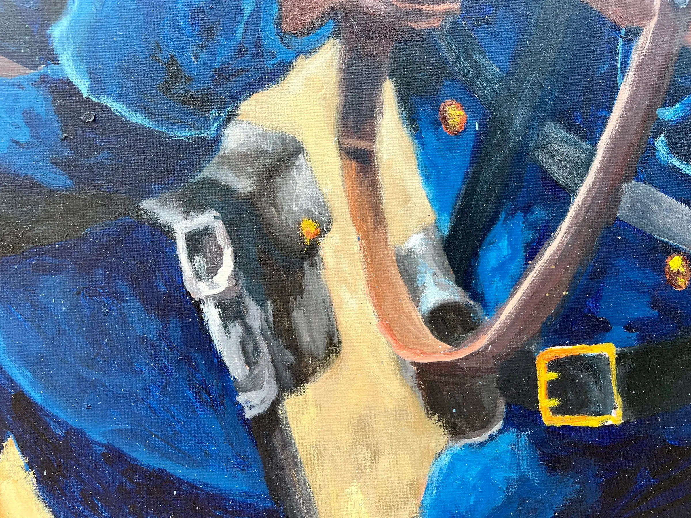 Gros plan sur la matière peinte : cartouchière et ceinturon d’un uniforme bleu