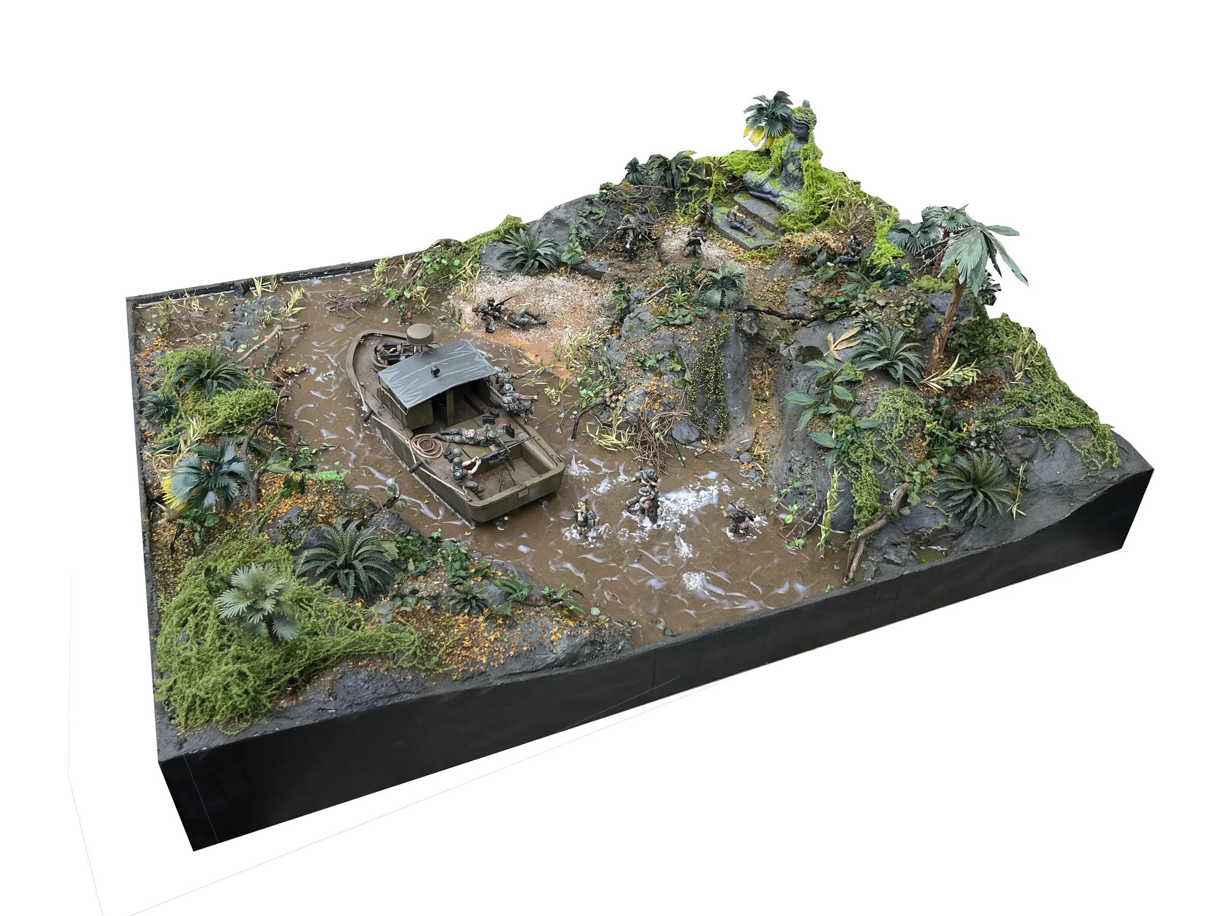 Vue d’ensemble du diorama : rivière boueuse, végétation tropicale et embarcations sur un socle noir