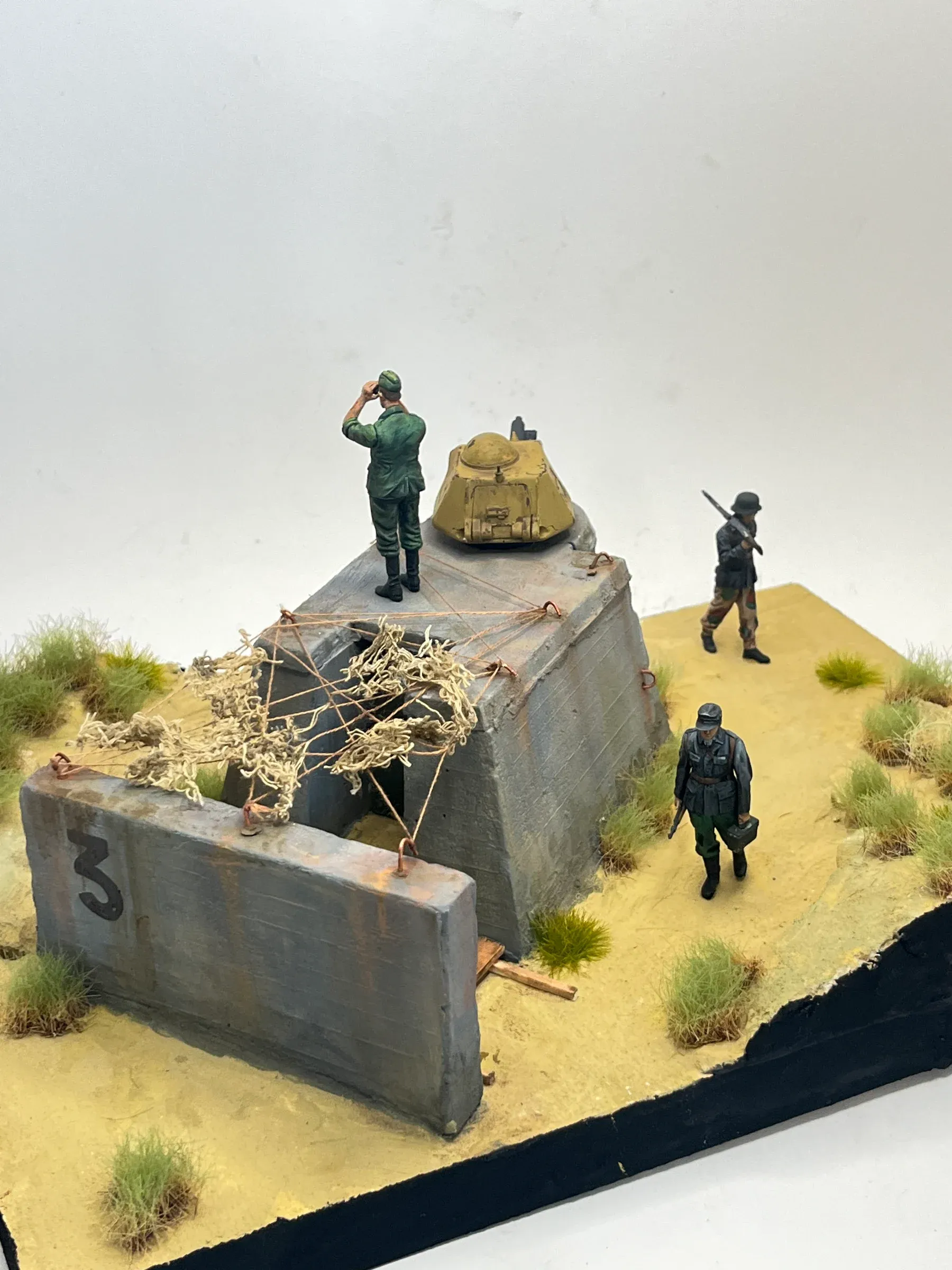 Un autre diorama sur le même thème : un blockhaus surmonté d’une tourelle de char, des soldats en faction dans les dunes
