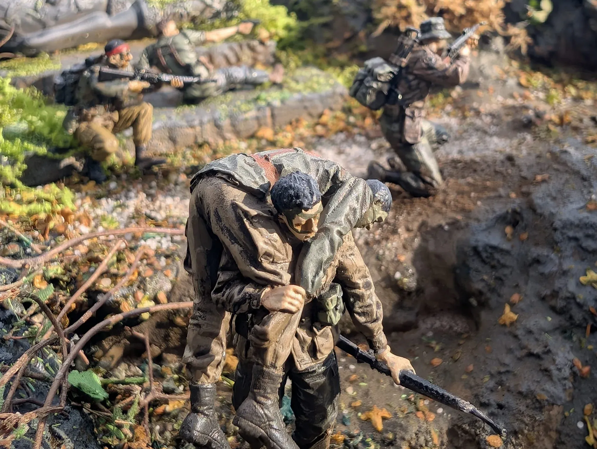 Détail : un soldat progresse courbé dans la boue, fusil en main